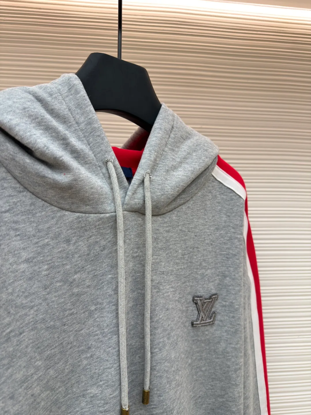 LOUIS VUITTON SKI ski series color-blocked hooded sweatshirt ●Original version: purchased and developed by 14180 ●Item number: 1681688-A95 ●Fabric: cotton fabric ●Technology: embroidery production ●Color: red, white and gray ●Version: fitted version ●Weight: about 725 grams ●Size: S-M-L-XL ●Description: This hooded sweatshirt is made of high-density cotton blend fabric and has been pre-shrunk to ensure it is not easily deformed after wearing. The main body of the shirt is gray, and the sleeves are spliced ​​with red and white webbing to create a sharp contrast. The LV logo on the chest adopts three-dimensional embroidery technology, with fine stitching and strong three-dimensional effect. The letter patterns on the sleeves also use embroidery technology, with smooth lines and rich layering. The hooded design is equipped with a drawstring with metal decoration at the end, which is both beautiful and practical. There are kangaroo pockets on both sides of the body for easy placement of small items. The cuffs and hem are ribbed to increase wearing comfort while effectively preventing wind. The overall cut is loose and suitable for a variety of body types. All sutures are made of high-strength polyester threads, which have been tested many times to ensure that they will not open during long-term wear. The overall wiring is straight and delicate, the fabric is comfortable and soft, and the color is consistent without color difference. It can be matched with the same style to create a fashionable look and control various occasions. Customized accessories, complete with three standards, same style for men and women!